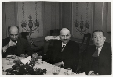 Der rumänische Außenminister Nikolaus Titulescu mit Erich Salomon im Genfer Hotel des Bergues, Selbstporträt mit Fernauslöser