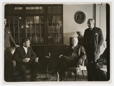 Pierre Laval bei Hoover, Laval überredete den USA-Präsidenten Hoover, Salomon als erstem Fotografen eine inoffizielle Aufnahme im Weißen Haus zu gestatten