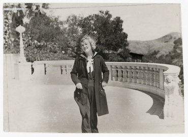 Erich Salomon zu Gast bei William Randolph Hearst, Filmschauspielerin Marion Davies beim Morgenspaziergang, San Simeon, Kalifornien