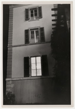 Das erleuchtete Hotelfenster von Haile Selassi im Carlton Hotel in Genf