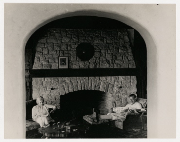 Die Schauspielerin Ann Harding und Harry Bannister vor dem Kamin in ihrem Haus in Hollywood