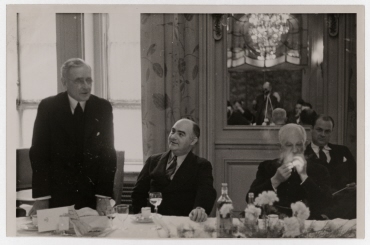 Während eines Mittagessens des Lyon Clubs im Savoy Hotel in London, Erich Salomon mit Kamera im Spiegel