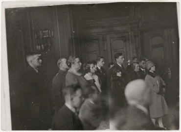 Krantz-Prozess, Hilde Scheller in der Mitte der stehenden Zuschauer des Prozesses, Berlin
