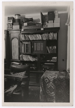 Wohnzimmerschrank mit Fototaschen in der letzten Wohnung der Familie Salomon, Den Haag, Schoutenstraat 47