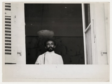Der äthiopische Kaiser Haile Selassi am Fenster seines Appartements im Carlton Hotel in Genf