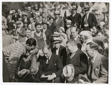 Franklin D. Roosevelt und Generalkonsul Paul Schwarz unter den Zuschauern im Trainingslager von Max Schmeling in Kingston, New York