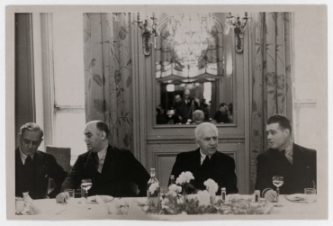 Während eines Mittagessens des Lyon Clubs im Savoy Hotel in London, Erich Salomon mit Kamera im Spiegel