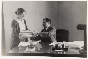 Ernst Lubitsch mit seiner Sekretärin, Hollywood