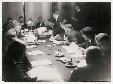 Die erste Sitzung des neuen Ältestenrates fand im Anschluss an die Präsidentenwahl im Reichstag statt, Berlin