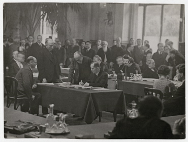 Abschlusssitzung der Lausanner Abrüstungskonferenz. Finanzminister Graf Schwerin von Krosigk während der Unterzeichnung des Vertrages über die Beendigung der deutschen Reparationszahlungen