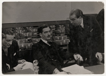 Anthony Eden und Augusto de Vasconcellos während einer Sitzung des Koordinationskomitees im Völkerbundpalast in Genf