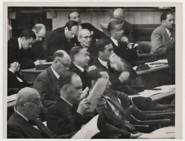 Anthony Eden und Lord Stanhope während einer Sitzung des Völkerbundes in Genf