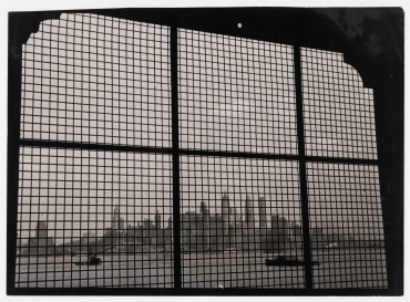 Ellis Island, Blick durch das vergitterte Fenster auf New York