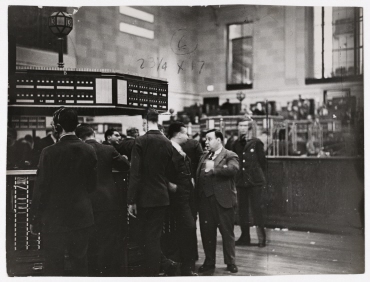 Makler beobachten die Kursnotierung an der Börse, New York Curb Exchange