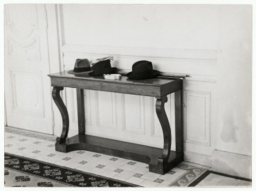 Lausanner Abrüstungskonferenz. Die Hüte der französischen Delegierten vor Ramsay MacDonalds Zimmer im Hotel Beau Rivage