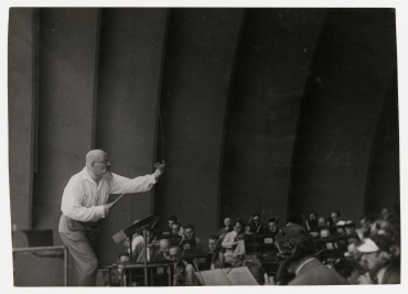 Generalmusikdirektor Dr. Alfred Hertz während einer Orchesterprobe in der Hollywood Bowl