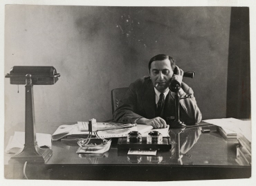 Ernst Lubitsch telefoniert an seinem Schreibtisch in Hollywood