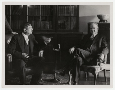 Der französische Ministerpräsident Pierre Laval überredete den US-Präsidenten Herbert Hoover, Erich Salomon als erstem Fotografen eine inoffizielle Aufnahme im Weißen Haus zu gestatten, Washington D.C