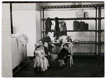Eine Mutter mit ihrem Kind auf Ellis Island, New York