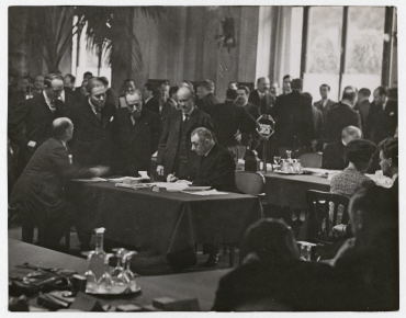 Abschlusssitzung der Lausanner Abrüstungskonferenz. Der französische Finanzminister Louis Germain-Martin während der Unterzeichnung des Vertrages über die Beendigung der deutschen Reparationszahlungen