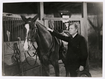 Senator William Borah privat im Stall mit einem Pferd, USA