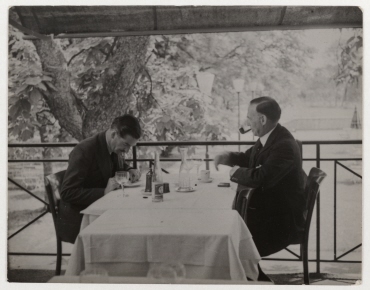 Anthony Eden und Lord Stanhope beim Lunch im Hotel Vieux Bois in Genf