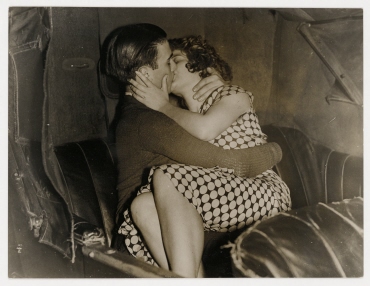 Küssendes Paar auf der Rücksitzbank eines Autos in den USA