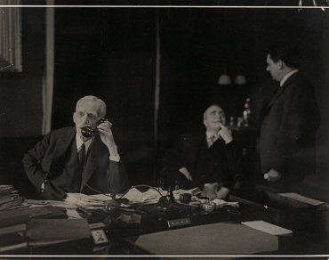 Ogden Mills wartet auf das Ende des Telefonats von Andrew Mellon, Washington D.C.
