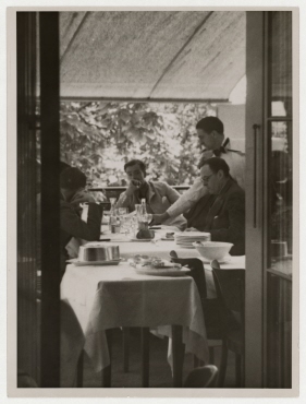 Die britische Delegation mit Anthony Eden beim Lunch im Hotel Vieux Bois in Genf