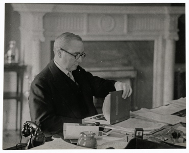 Ogden Mills mit Salomons Fotobuch "Berühmte Zeitgenossen in unbewachten Augenblicken" an seinem Schreibtisch, Washington D.C.