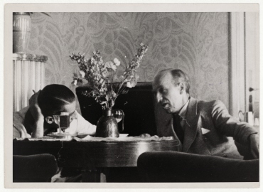 Ralph Skrine Stevenson mit dem irischen Delegierten Seán Lester im Gespräch im Carlton Hotel in Genf