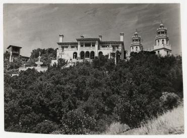 Erich Salomon zu Gast bei William Randolph Hearst, Blick auf das Hauptgebäude und auf das größte der drei Gästehäuser von "La Cuesta Encantada" in San Simeon, Kalifornien