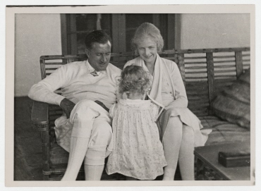 Die Schauspielerin Ann Harding mit ihrem Mann Harry Bannister und ihrer Tochter Jane in ihrem Haus in Hollywood