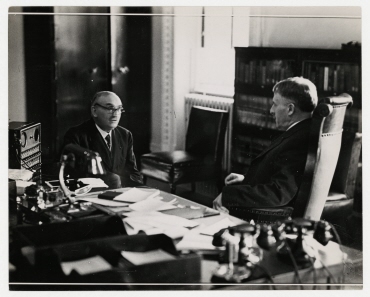 Diplomatic Day im State Department. Paul Claudel, der französische Dichter und Botschafter im Gespräch mit Henry L. Stimson