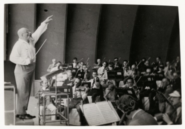 Generalmusikdirektor Dr. Alfred Hertz während einer Orchesterprobe in der Hollywood Bowl