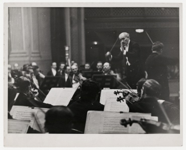Arturo Toscanini dirigiert in Baltimore, Maryland. Konzert mit dem Geiger Adolf Busch
