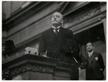 Heinrich Brüning spricht im Reichstag in Berlin