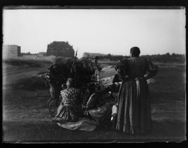 Ohne Titel (Rastende Frauen neben reisigbeladenem Kinderwagen, Blick auf die Königin-Elisabeth-Kaserne)