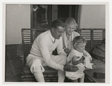 Die Schauspielerin Ann Harding mit ihrem Mann Harry Bannister und ihrer Tochter Jane in ihrem Haus in Hollywood