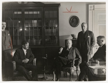 Pierre Laval bei Hoover, Laval überredete den USA-Präsidenten Hoover, Salomon als erstem Photographen eine inoffizielle Aufnahme im Weißen Haus zu gestatten