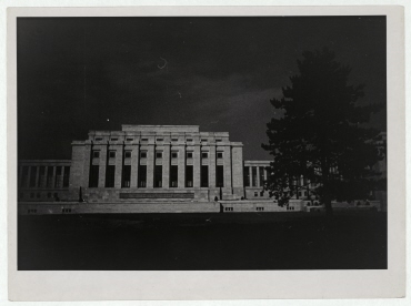 Völkerbundpalast in Genf bei Mondschein