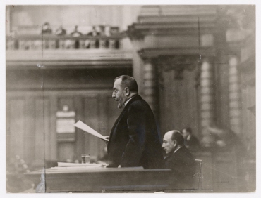 Staatssekretär a.D. Dernburg und Staatssekretär von Schubert während einer Reichstagssitzung in Berlin