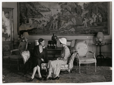 Damen der amerikanischen Gesellschaft während eines Frühstücks im Haus von Mrs. Vincent Astor in New York