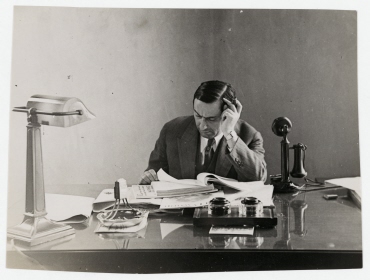Ernst Lubitsch an seinem Schreibtisch in Hollywood