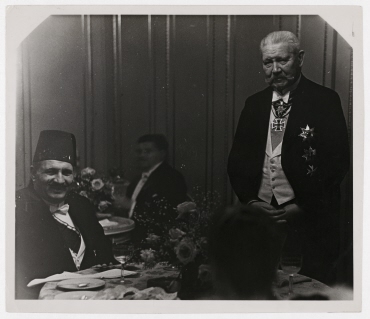 Reichspräsident Hindenburg und König Fuad während des Staatsbesuches im Teezimmer der Berliner Staatsoper