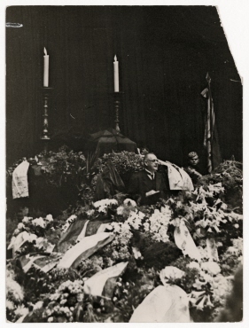 Reichskanzler Hermann Müller während der Trauerrede für Gustav Stresemann im Reichstag in Berlin