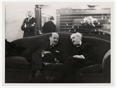Arturo Toscanini mit Maurice van Praag, dem Manager des New York Philharmonic Orchestra in der Halle des Mayflower Hotels in Washington D.C.
