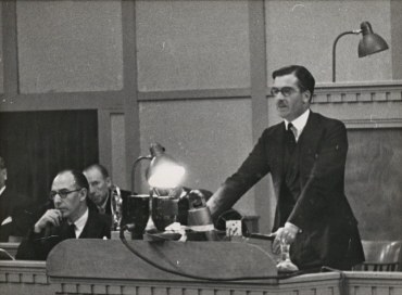 Anthony Eden am Rednerpult im Plenarsaal des Völkerbundpalastes in Genf