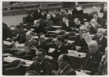 Anthony Eden während einer Sitzung des Völkerbundrates in Genf