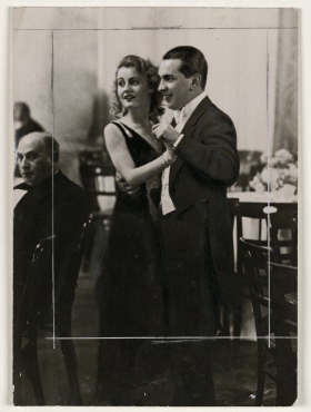 Die Filmschauspielerin Lilian Harvey und Adolf Holländer auf dem Filmball in Berlin